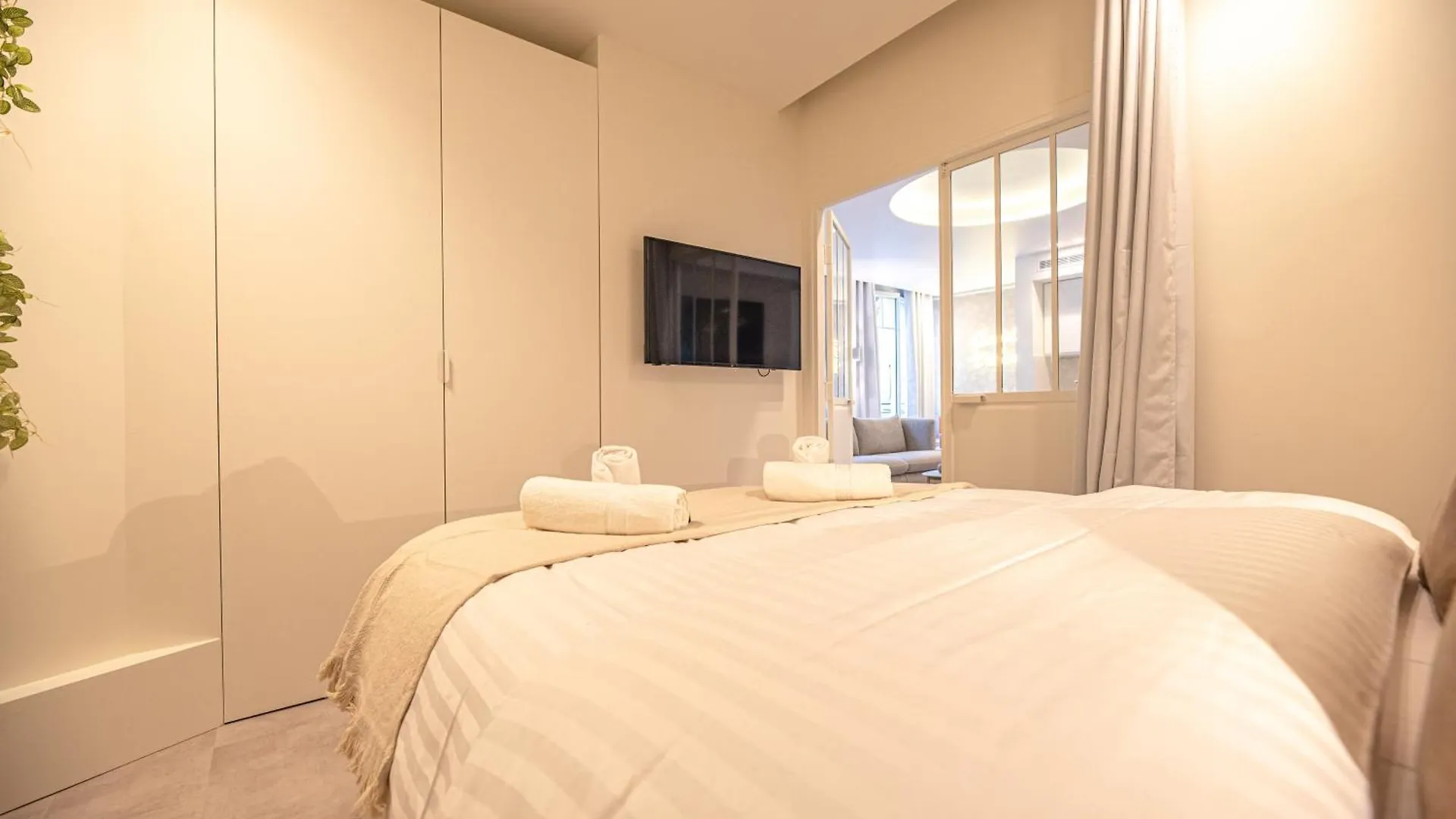 Cia - 2br Madeleine Champs Elysees Apartment
